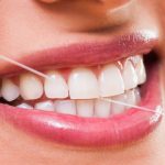 Peran Penting Flossing buat Kesehatan Gigi Kamu