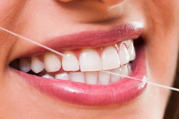 Peran Penting Flossing buat Kesehatan Gigi Kamu