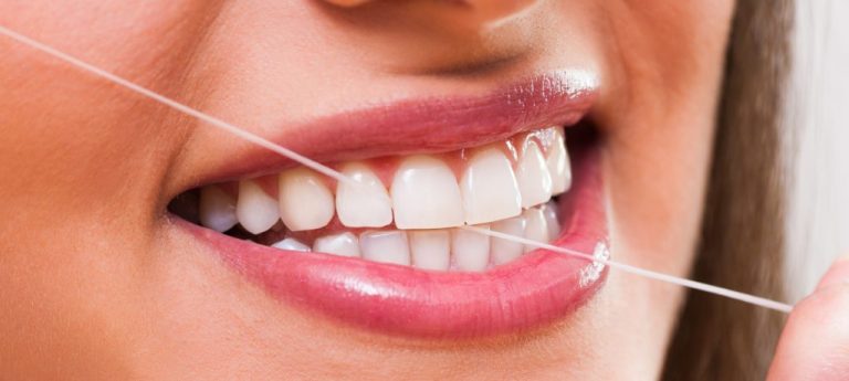 Peran Penting Flossing buat Kesehatan Gigi Kamu
