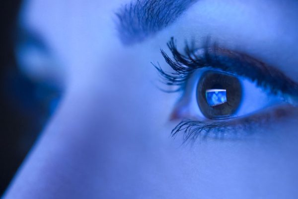 Rahasia Melindungi Mata dari Paparan Cahaya Biru Gadget