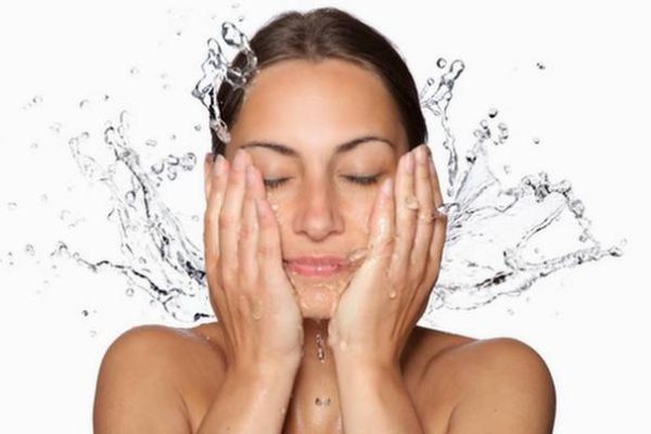 10 Tips Jaga Kelembapan Kulit di Cuaca Panas dan Dingin