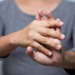 7 Gerakan Senam Jari untuk Menjaga Kesehatan Tangan
