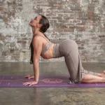 10 Gerakan Yoga Ringan untuk Pinggang yang Lebih Fleksibel