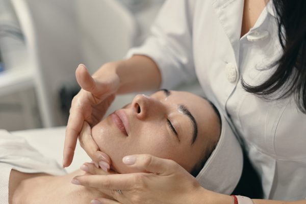 5 Teknik Pijat Wajah untuk Meredakan Nyeri Rahang