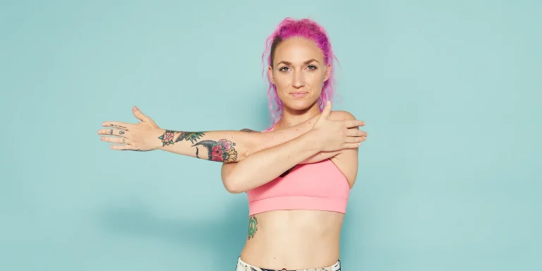 10 Jenis Stretching Buat Bahu yang Terasa Kaku