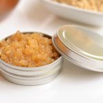 10 Cara Membuat Scrub Bibir Sendiri di Rumah