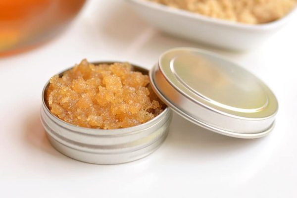 10 Cara Membuat Scrub Bibir Sendiri di Rumah