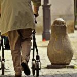 7 Alat Bantu Mobilitas yang Cocok untuk Penderita Kelumpuhan