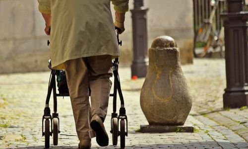 7 Alat Bantu Mobilitas yang Cocok untuk Penderita Kelumpuhan