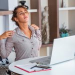 7 Tips Ergonomis Biar Bahu Gak Cepat Capek Saat Duduk Lama